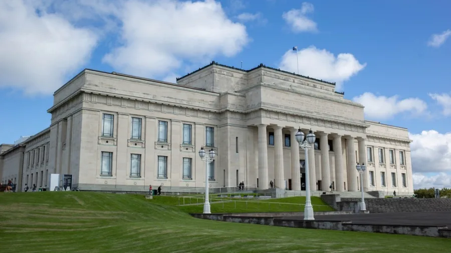 Auckland Museum building at Auckland Domain under a blue sky