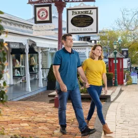 Couple exploring Parnell Village shops on a private Auckland coastal tour