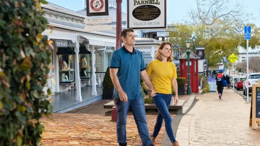 Couple exploring Parnell Village shops on a private Auckland coastal tour