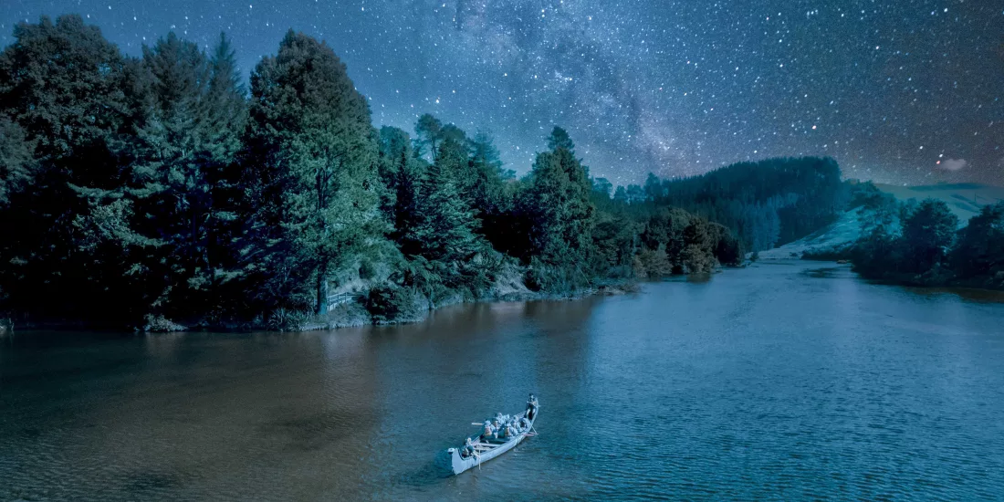Big Kanu tour under starry sky at Lake McLaren on the Glowworm Kayak Tour from Tauranga
