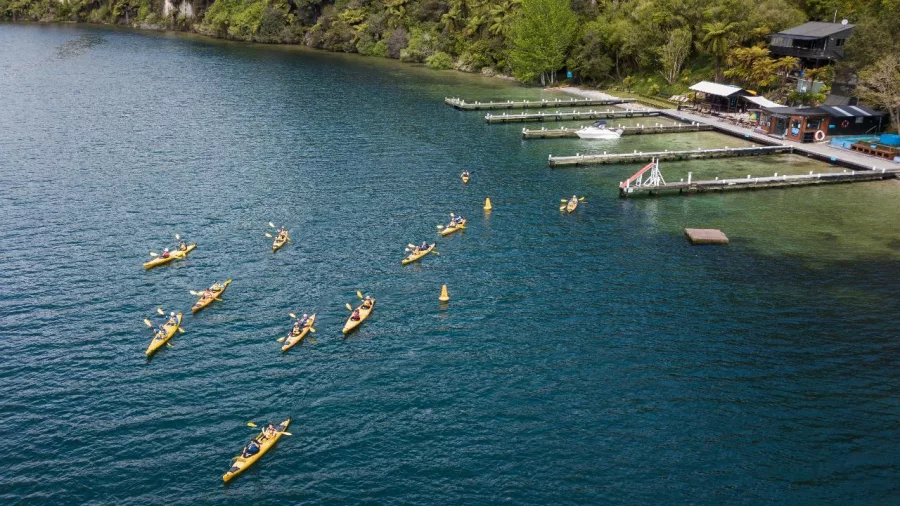 Group of kayakers leaving Manupirua Hot Pools on Lake Rotoiti, Rotorua