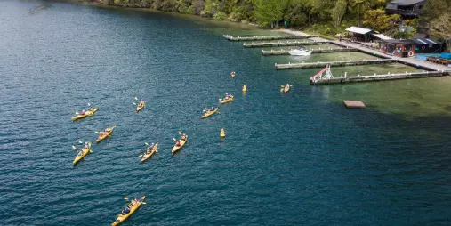 Group of kayakers leaving Manupirua Hot Pools on Lake Rotoiti, Rotorua