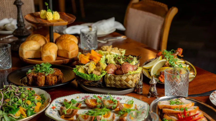 A beautifully set table with an abundant Māori feast at Te Pā Tū