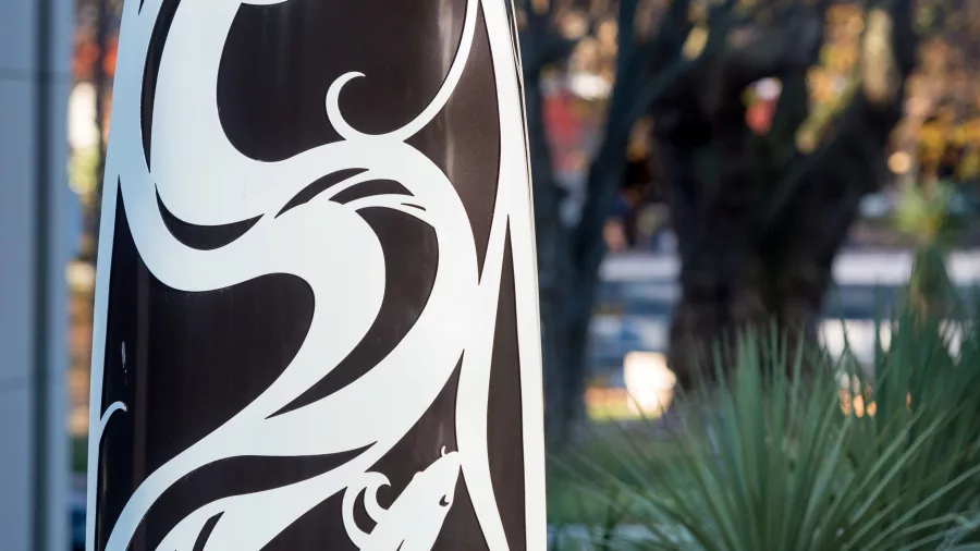 Māori sculpture at Te Wera Gardens in Christchurch featuring stylised eel designs