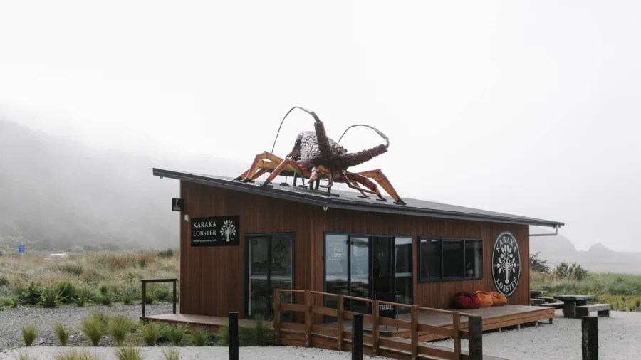 Karaka Lobster shop with giant crayfish sculpture north of Kaikōura