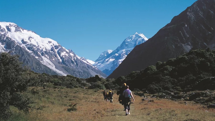 Hikers on the Hooker Valley Track in Aoraki/Mount Cook National Park