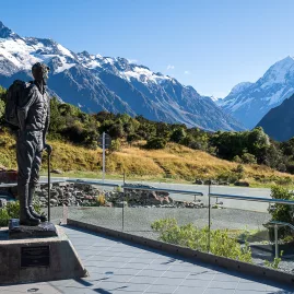 Sir Edmund Hillary statue with Aoraki Mount Cook in background