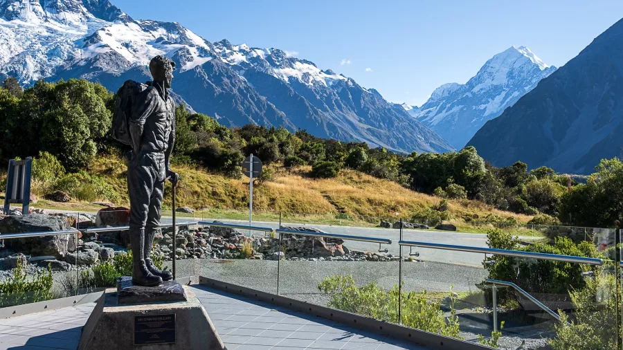 Sir Edmund Hillary statue with Aoraki Mount Cook in background