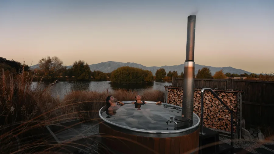 Hot Tubs Ōmarama with sunset mountain views in New Zealand