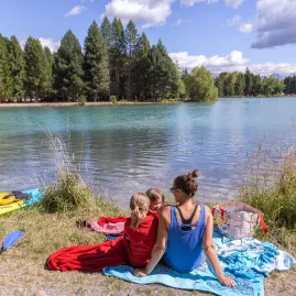 Family having a picnic and kayaking at Lake Ruataniwha near Twizel