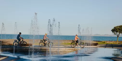 Cyclists riding past fountains along Napier’s coastal section of the Hawke’s Bay Cycle Trails