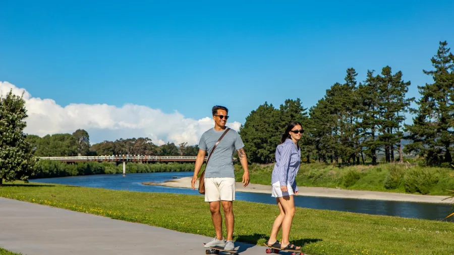 Couple skateboarding on Manawatū River pathway in Palmerston North