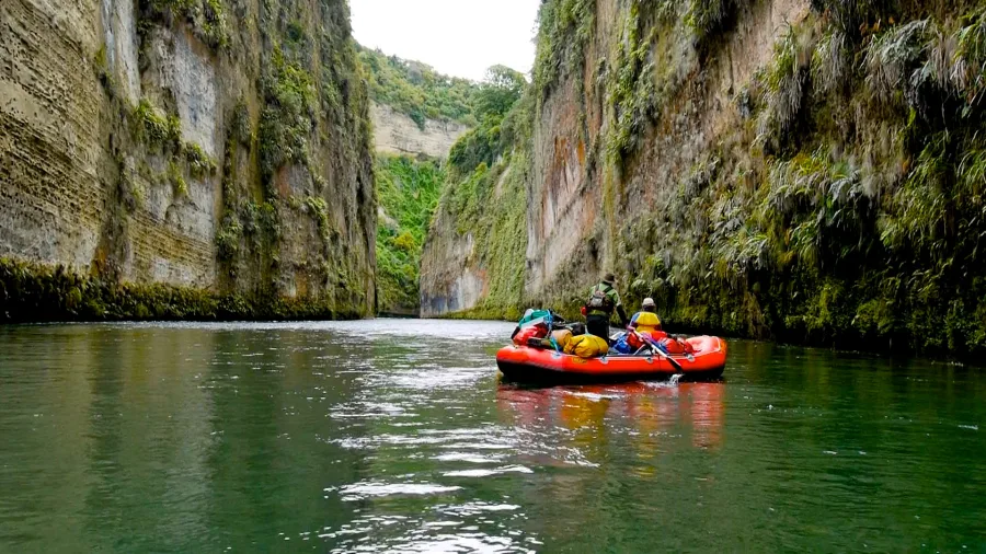 Guided rafting group inside Mokai Gorge on Rangitīkei River