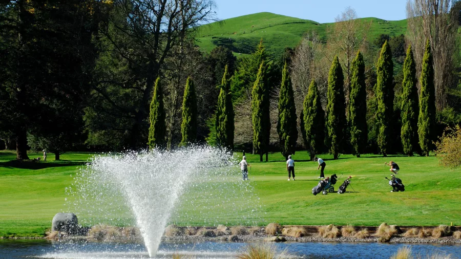 Golfers playing near a fountain at Tarrangower Golf Course in Taumarunui