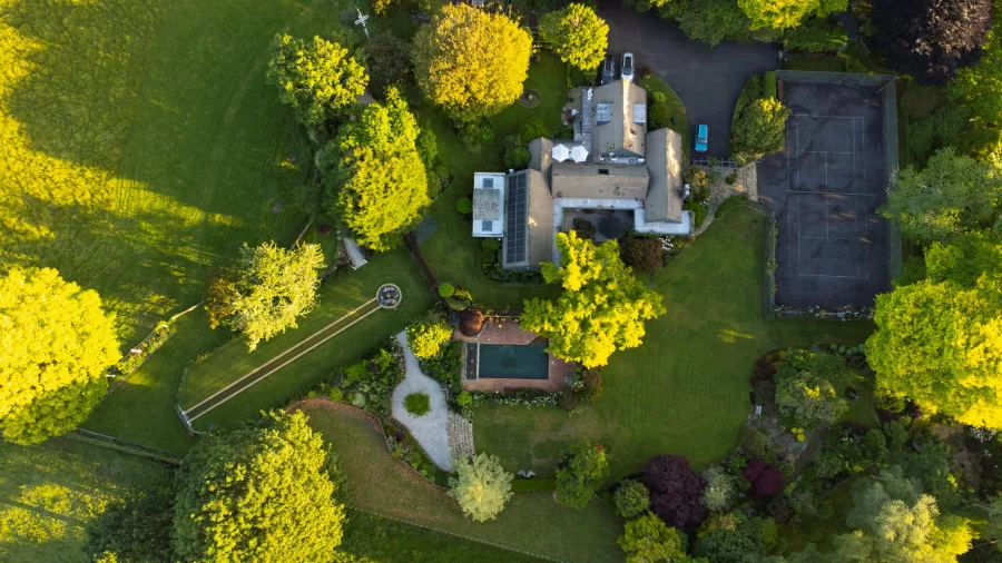 Aerial view of Omaka Lodge gardens, tennis court and pool in Taumarunui