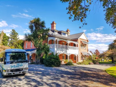 MoaTrek coach at Akaunui Homestead private lunch stop