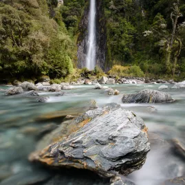Thunder Creek Falls plunging 96 metres into the Haast River, Mount Aspiring National Park