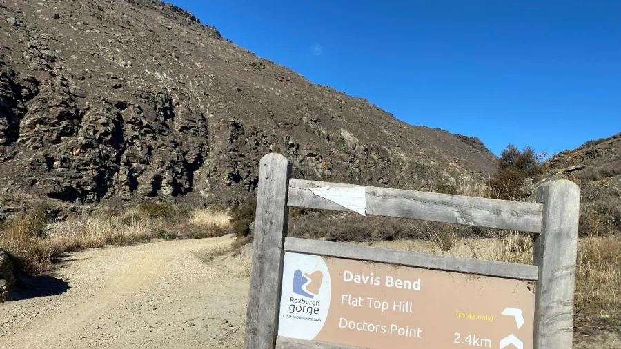 Signpost at Davis Bend on the Roxburgh Gorge Trail pointing to Doctors Point and Flat Top Hill