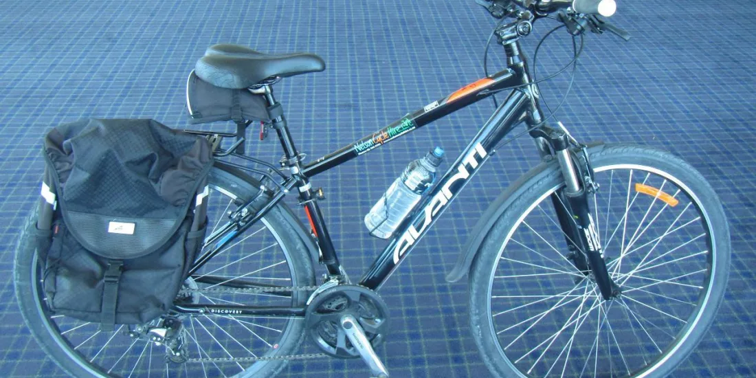 Extra large Avanti Discovery bike with panniers for hire in Nelson