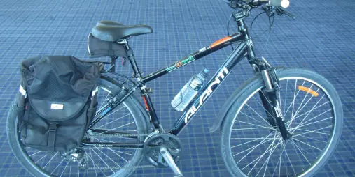 Extra large Avanti Discovery bike with panniers for hire in Nelson