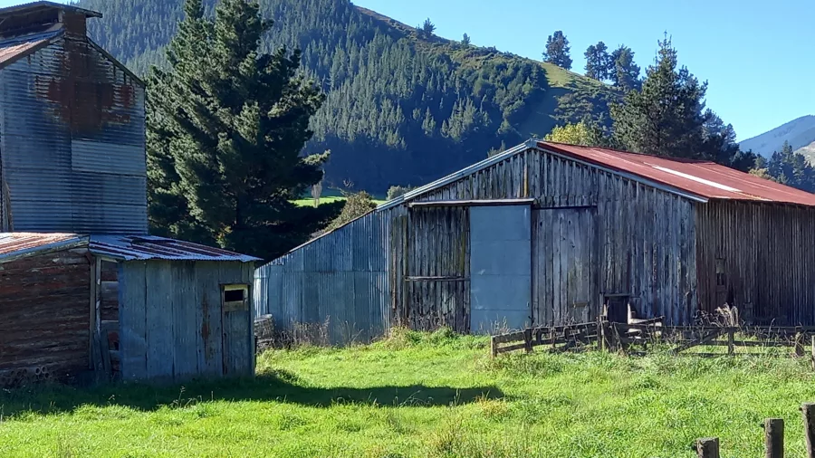 Historic kiln and sheds on Great Taste Trail near Tapawera