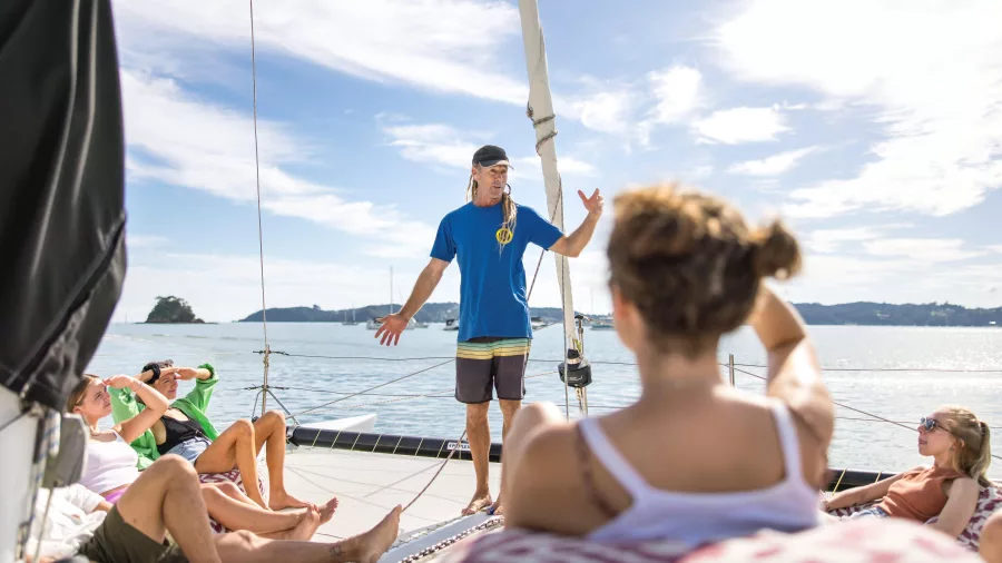 Skipper briefing guests on a sailing tour in the Bay of Islands