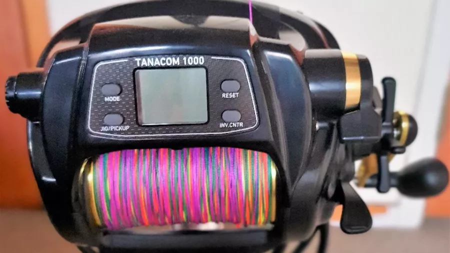 Daiwa Tanacom 1000 electric reel with multicolour fishing line spooled