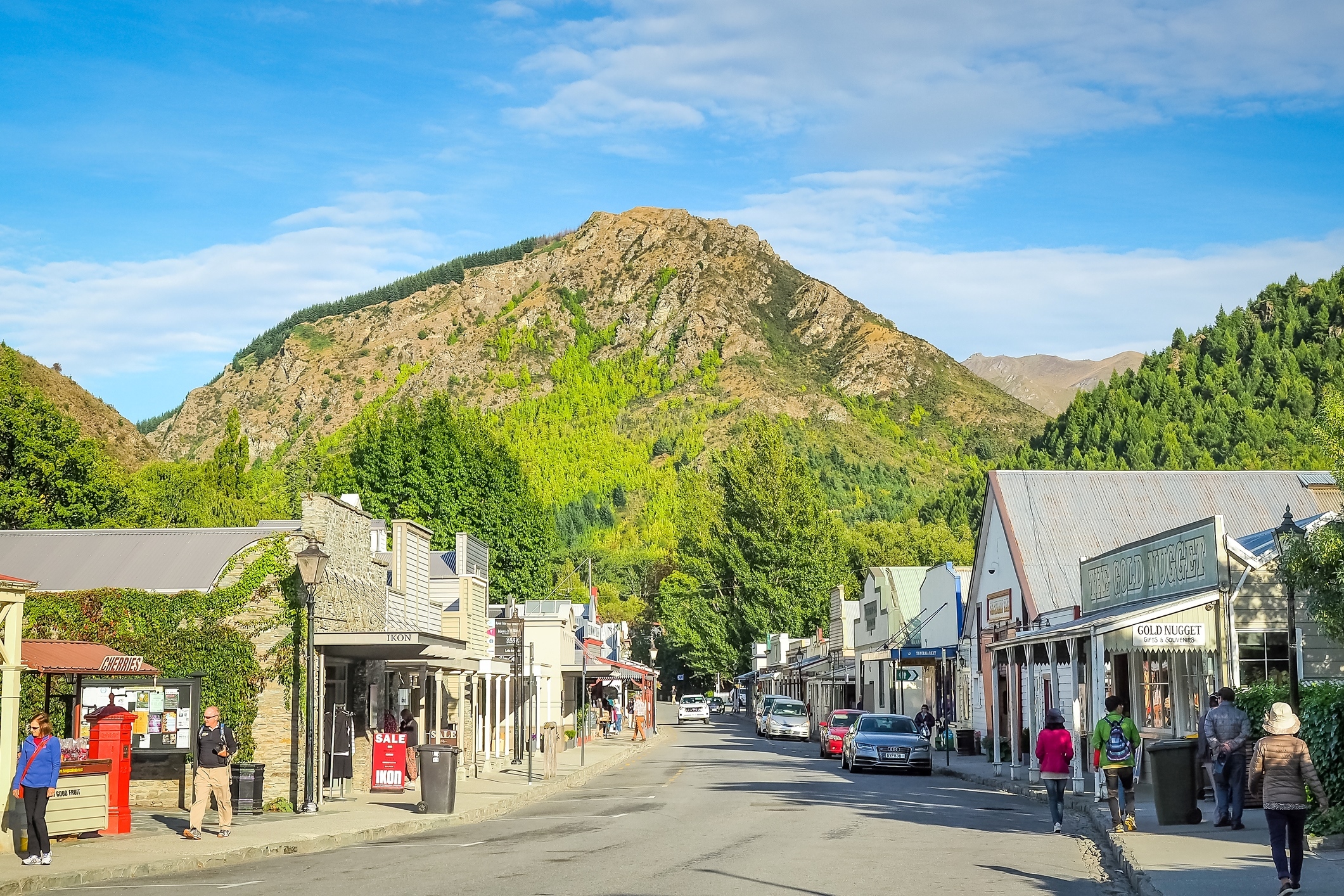 View of Arrowtown’s main street with boutique shops, heritage buildings and a mountain backdrop