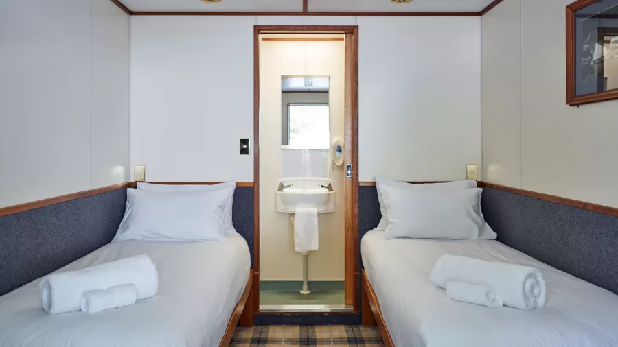 Twin cabin with en suite bathroom onboard the Milford Mariner