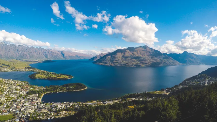 Aerial view of Queenstown and Lake Wakatipu from Bob’s Peak on a sunny day