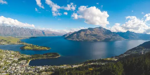 Aerial view of Queenstown and Lake Wakatipu from Bob’s Peak on a sunny day