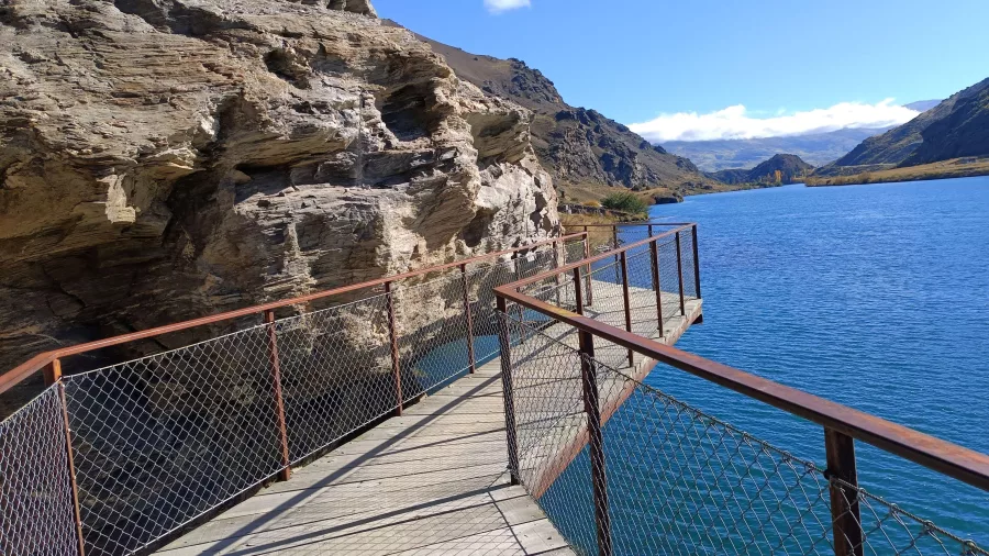 Cliff-hugging boardwalk section of the Lake Dunstan Trail known as the ‘clip-on’.