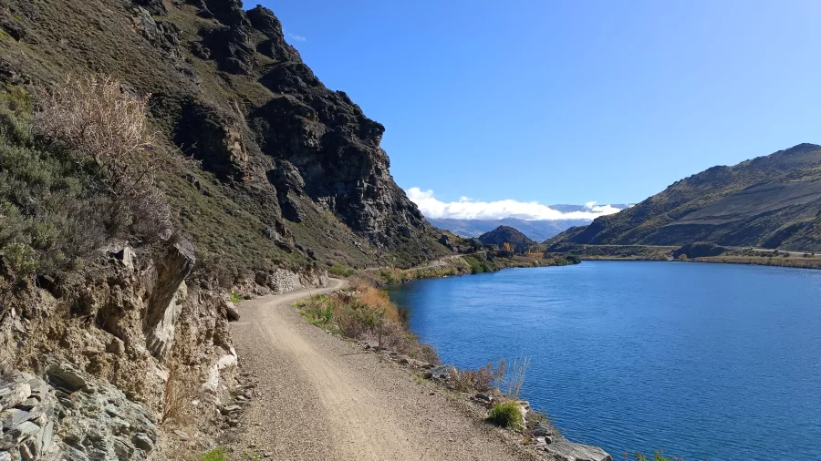 Lakeside gravel trail on the Lake Dunstan route in Central Otago.