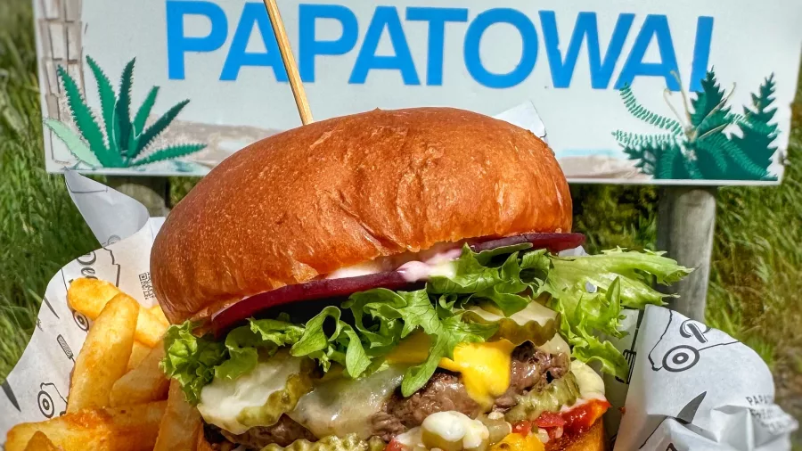 Gourmet burger at Peake’s Kitchen, Papatowai