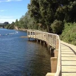 Curved wooden boardwalk along Lake Karāpiro on the Te Awa River Ride