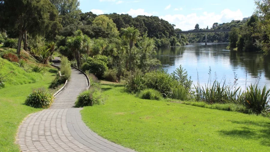 Paved trail along the Waikato River on the Te Awa River Ride between Cambridge and Hamilton Gardens