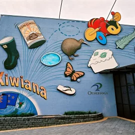 Colourful mural in Otorohanga featuring iconic Kiwiana items such as jandals, pavlova, a buzzy bee, and the Kiwi bird