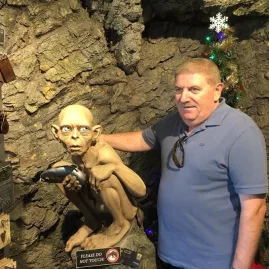 Tourist posing beside a Gollum statue at Weta Cave in Wellington