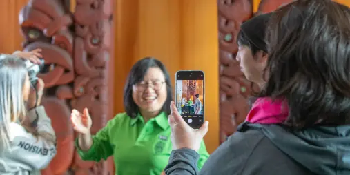 普通话导览员在惠灵顿蒂帕帕博物馆讲解毛利文化珍藏  Mandarin guide sharing Māori taonga stories on a Te Papa Highlights Tour in Wellington.