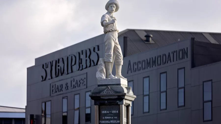 Pioneers of Westland statue in front of Stumpers Bar and Café in Hokitika
